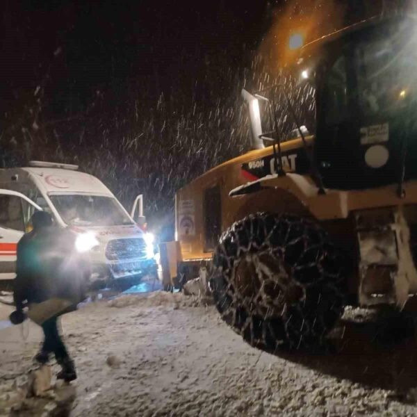 Karla mücadele ekiplerinin yoğun kar yağışında yolu açtığı görüntü-9