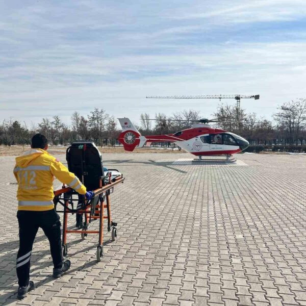 Karlı yollarda helikopter ambulans