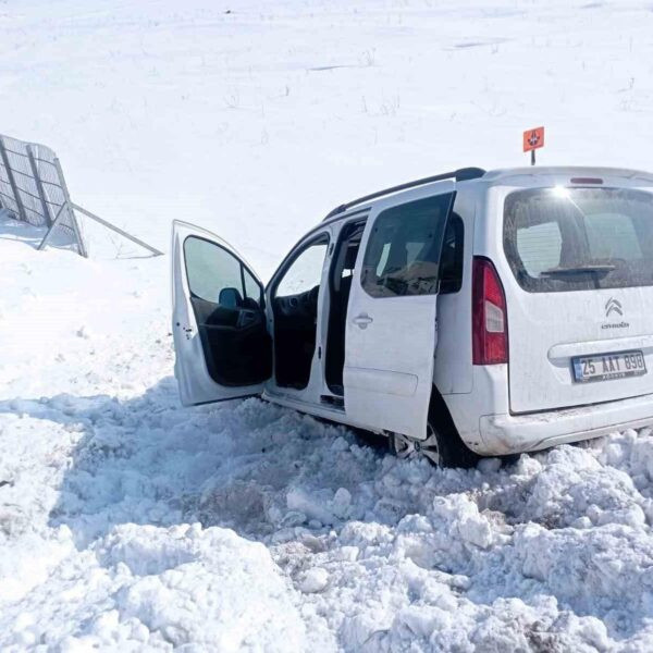 Kars'ta meydana gelen kaza sonrası araçlar-1