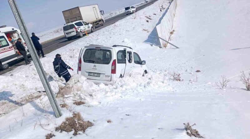 Kars'ta Otomobil ve Ticari Araç Çarpması: 9 Yaralı 1