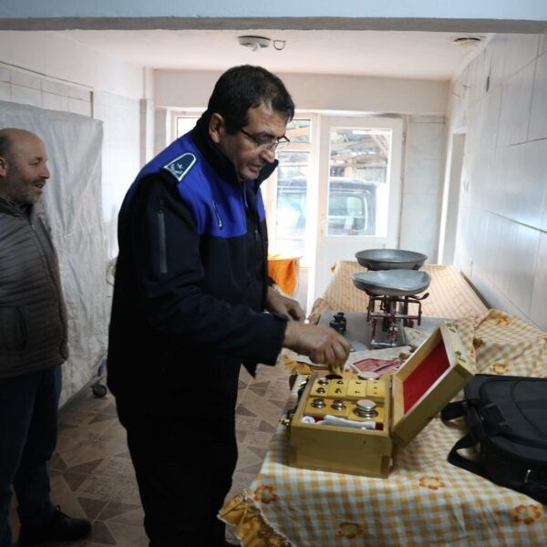 Kartepe Belediyesi Zabıta Müdürlüğü ekipleri bir fırında hamur terazisi kontrolünde.-1