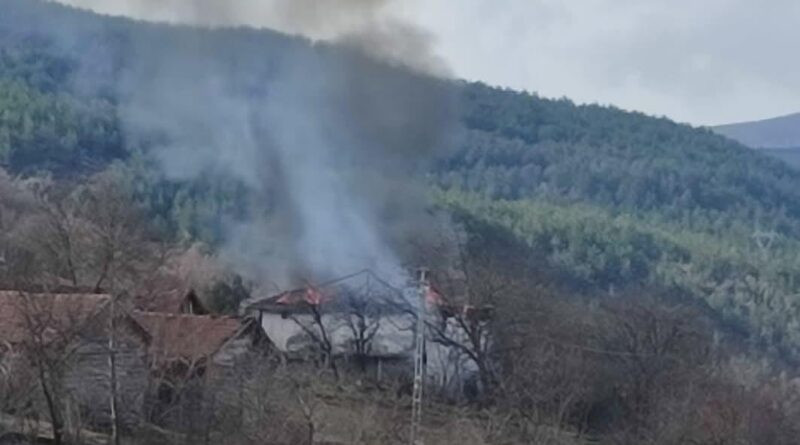 Kastamonu Araç'ta Abdi Civek'in Evi Yangında Kullanılamaz Hale Geldi 1