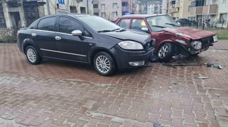 Kastamonu Cide'de İki Otomobil Çarpışması, Vatandaşlar Yaralı Kalmadı 1