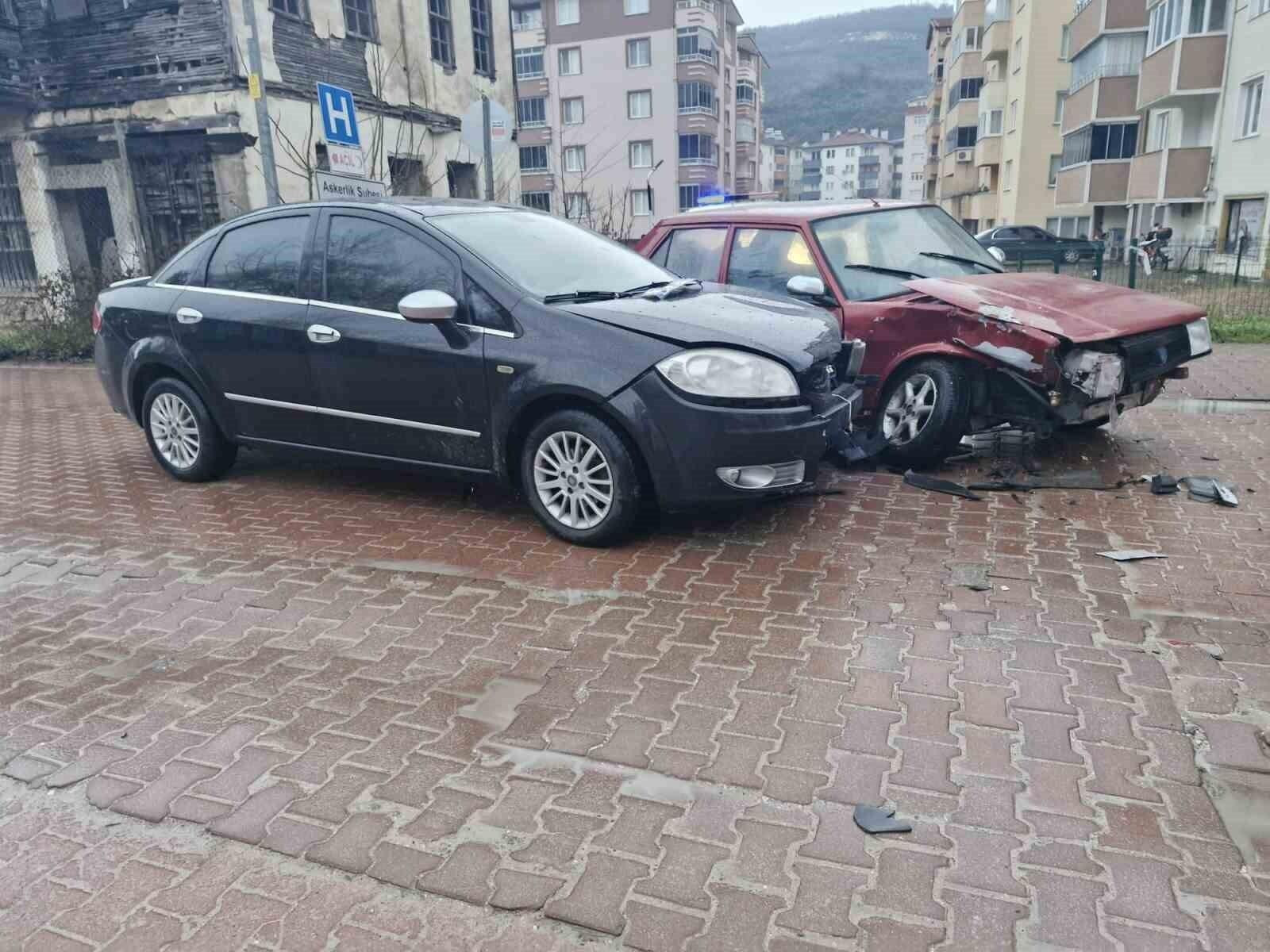 Kastamonu Cide’de İki Otomobil Çarpışması, Vatandaşlar Yaralı Kalmadı