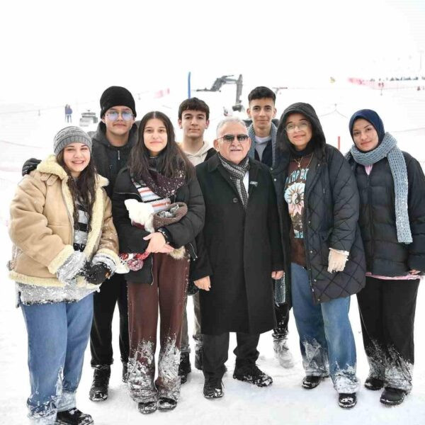 Kayseri Büyükşehir Belediye Başkanı Memduh Büyükkılıç Erciyes Kayak Merkezi'nde kayakseverlerle-1