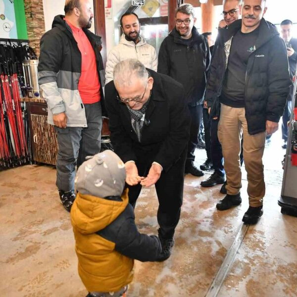 Kayseri Büyükşehir Belediye Başkanı Memduh Büyükkılıç Erciyes Kayak Merkezi'nde kayakseverlerle-4