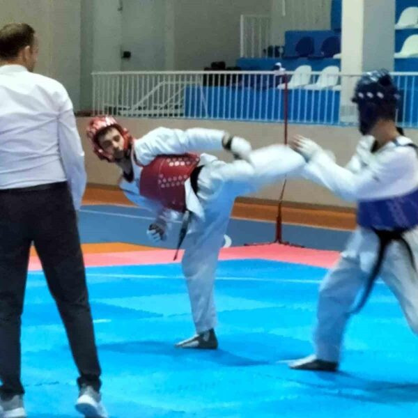 Kayseri'de Taekwondo Şampiyonası Sporcuları