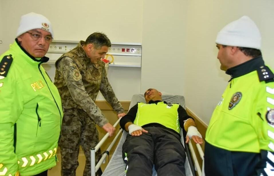 Kayseri-Malatya Karayolunda Polis Aracı ile Otomobil Çarpışması: 1 Polis Yaralı