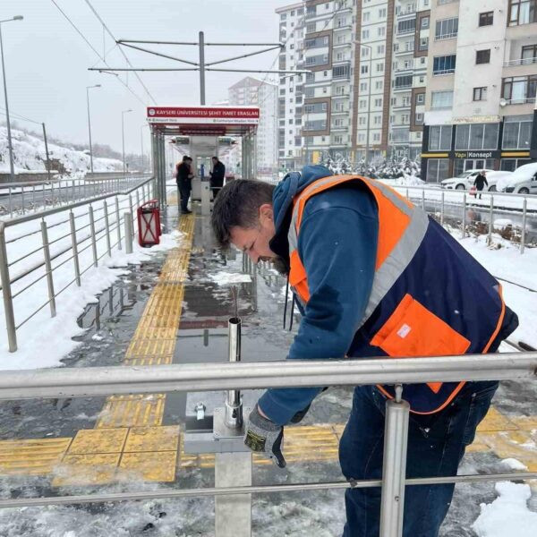 Kayseri'nin raylı sisteminde seyahat eden insanlar-3