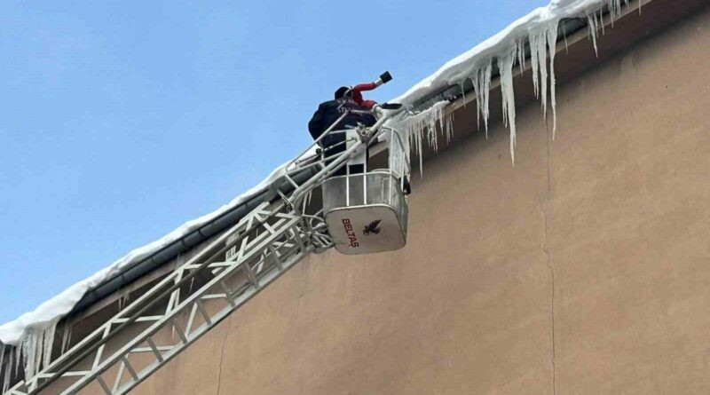 Kayseri Tomarza'da Soğuk Hava Sonucu Oluşan Buz Sarkıtları Temizlendi 1