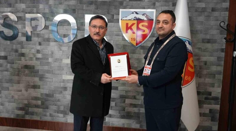 Kayseri Valisi Gökmen Çiçek'e '38 Ayar Adam' Plaketi Takdim Edildi 1