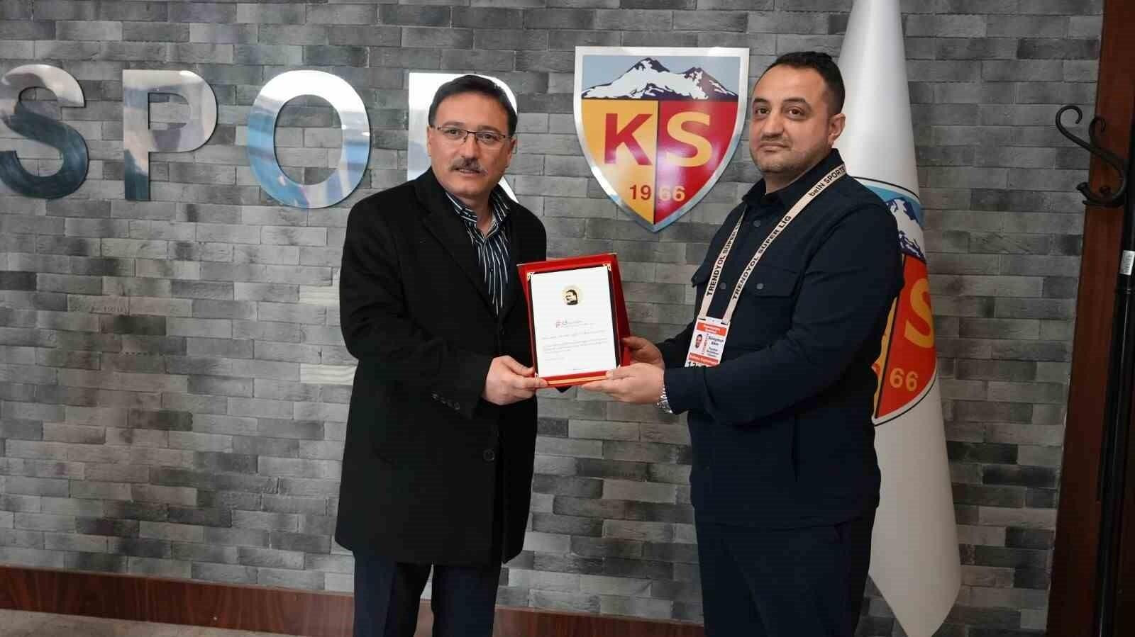 Kayseri Valisi Gökmen Çiçek’e ’38 Ayar Adam’ Plaketi Takdim Edildi