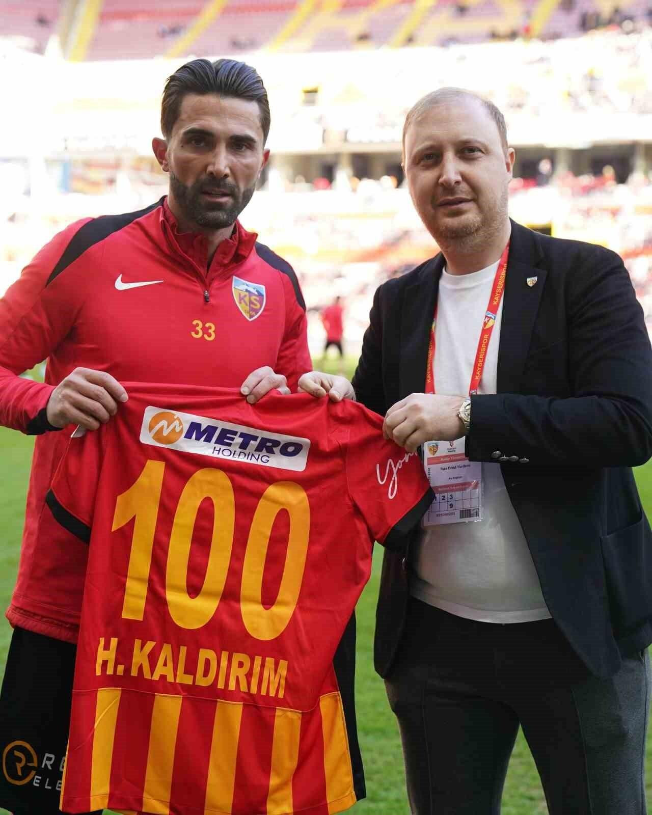 Kayserispor’da Mane ve Kaldırım’a 100. Maç Plaketi