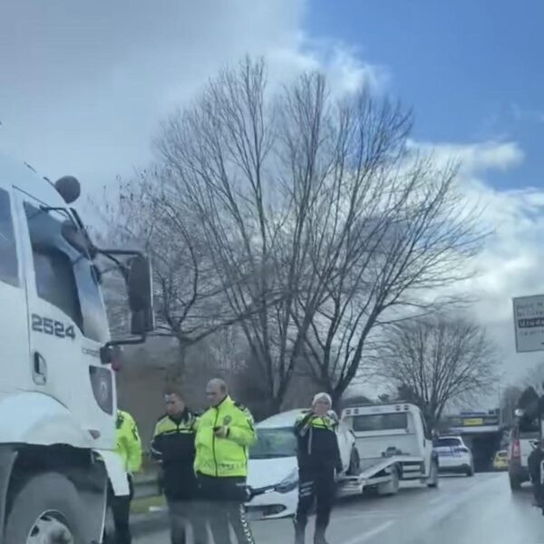 Kaza anında etrafta yardım için koşan insanlar-2