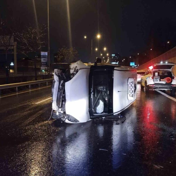 Kaza sonrasında araç bariyere çarpmış-2