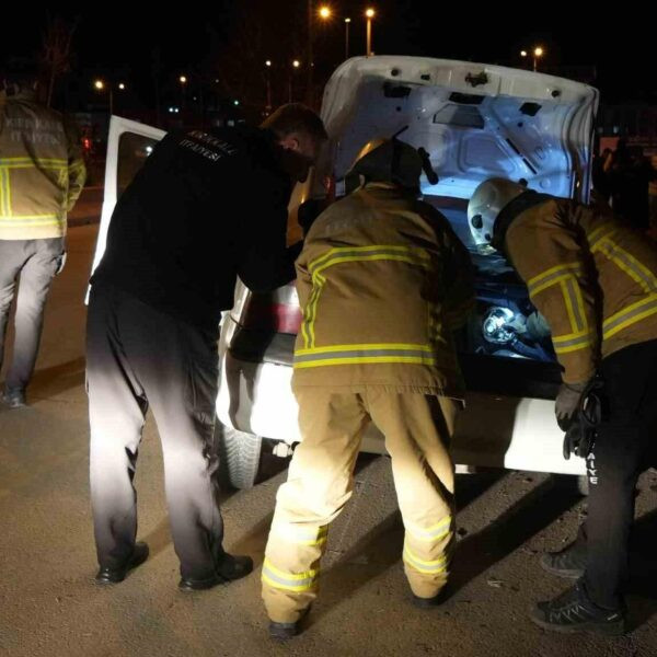 Kaza sonucu yaralanan kişilerin ambulansla hastaneye kaldırılması-2