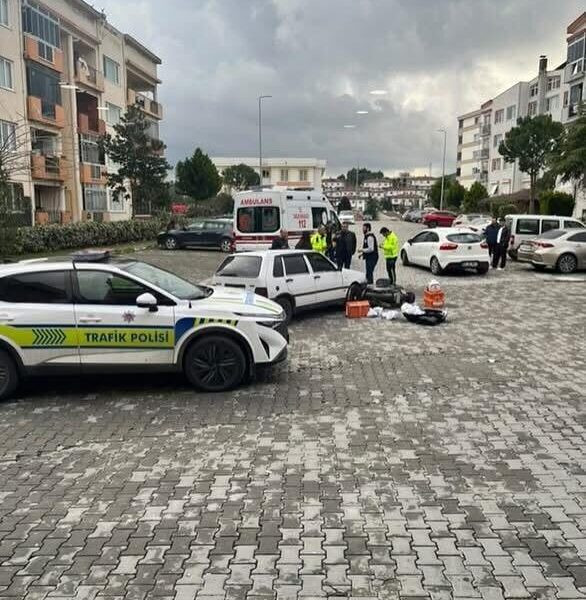 Kazada yaralanan motosiklet sürücüsünün ambulansla hastaneye kaldırıldığı an.