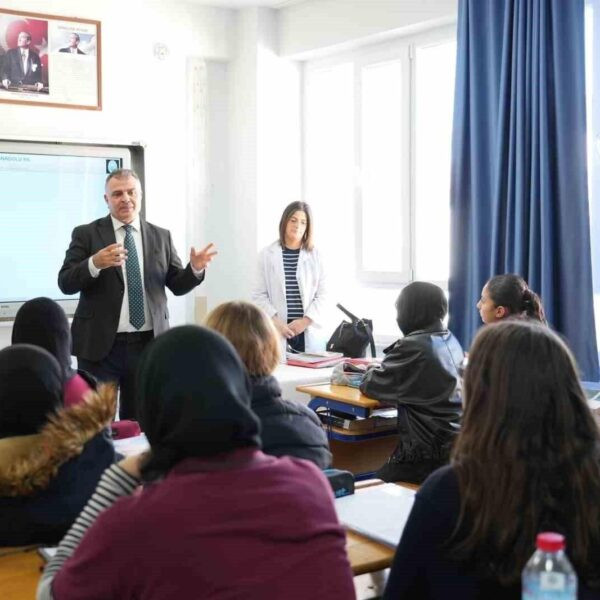 Kemal Bülbül Milas Şehit Murat İnci Anadolu İmam Hatip Lisesi'nde öğrencilerle konuşuyor-2