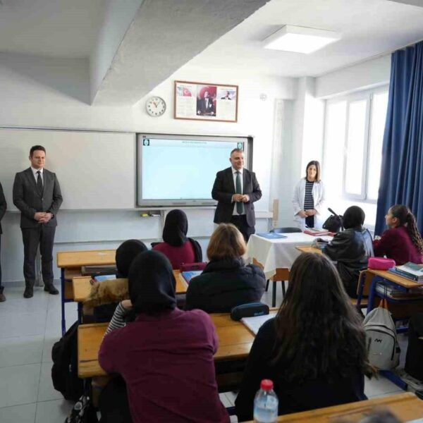 Kemal Bülbül Milas Şehit Murat İnci Anadolu İmam Hatip Lisesi'nde öğrencilerle konuşuyor-4