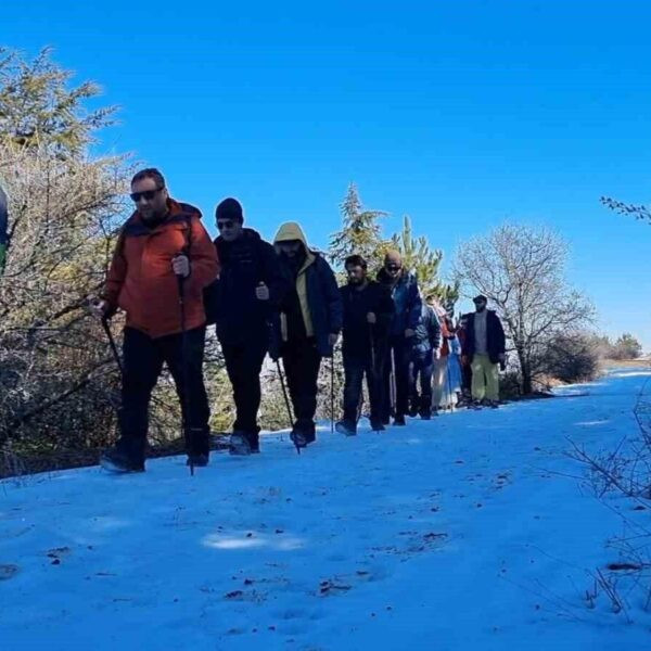 Kervansaray Dağ zirvesindeki bayrak töreni.-2