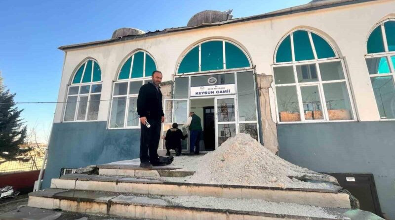 Keysun Camii, Besni'de Gönüllülerle Deprem Hasarından Kurtarılıyor 1