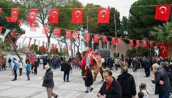 Kınık'ta düzenlenen Geleneksel Folklorik Deve Gösterisi Festivali'nde kortej yürüyüşü