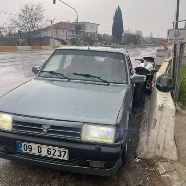 Kırmızı ışıkta duramayan bir otomobilin motosiklete çarptığı kaza-1