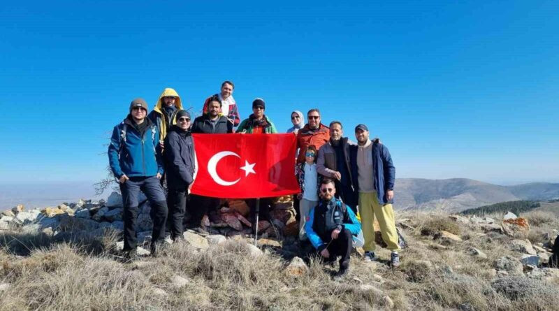 Kırşehir Dağcıları Kervansaray Dağı'nın Zirvesine Tırmanarak Türk Bayrağı Açtı 1