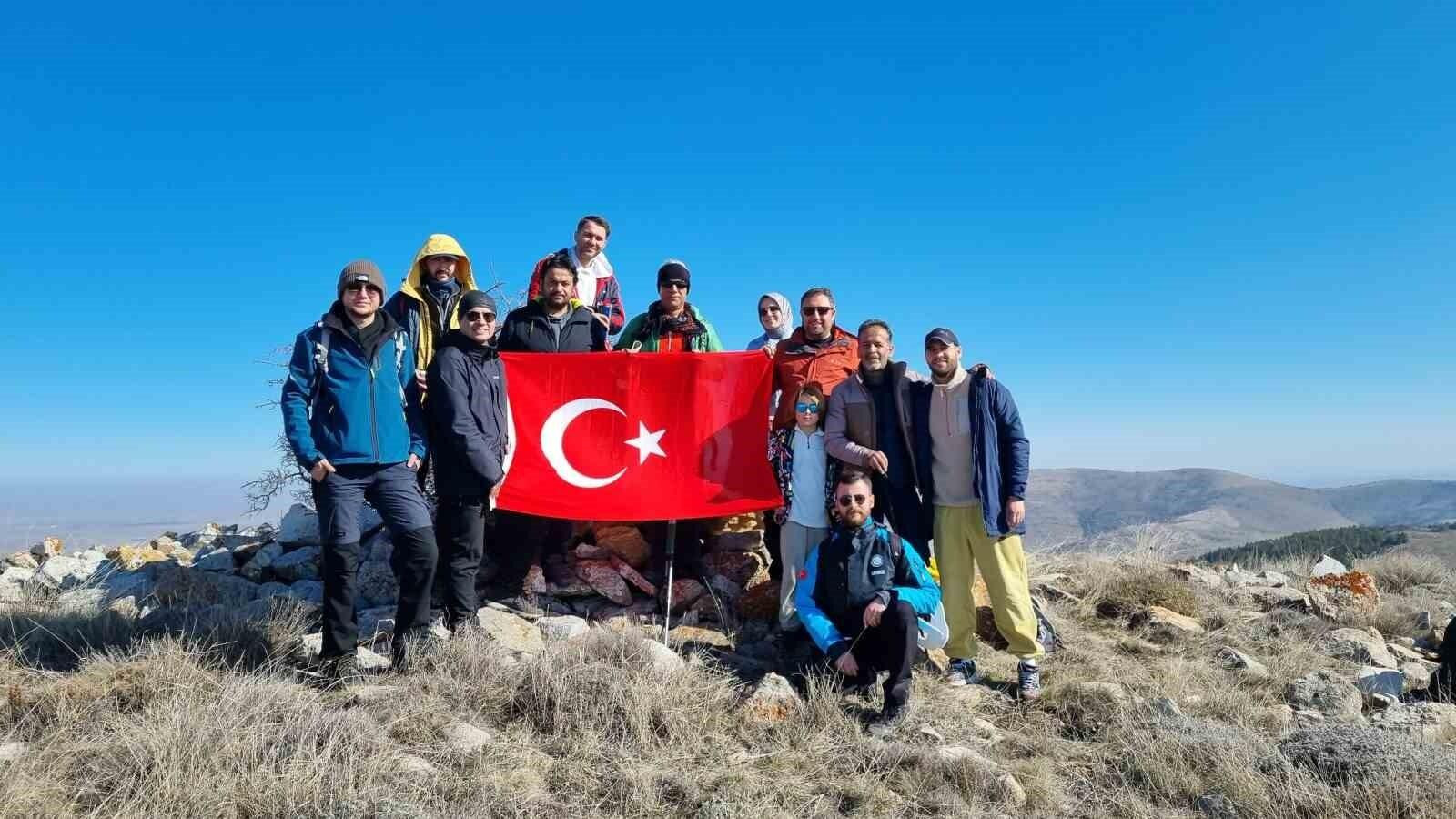 Kırşehir Dağcıları Kervansaray Dağı’nın Zirvesine Tırmanarak Türk Bayrağı Açtı