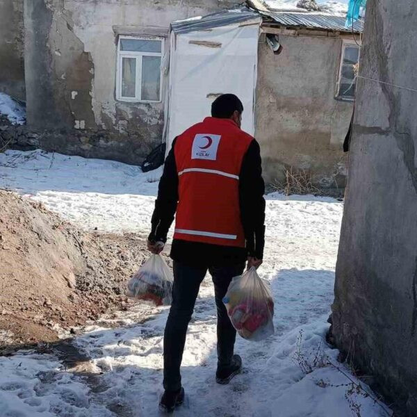 Kızılay Ağrı Şube Başkanı Orhan Tatlı ve gönüllüleri bir ihtiyaç sahibinin evinde sohbet ediyorlar.-2