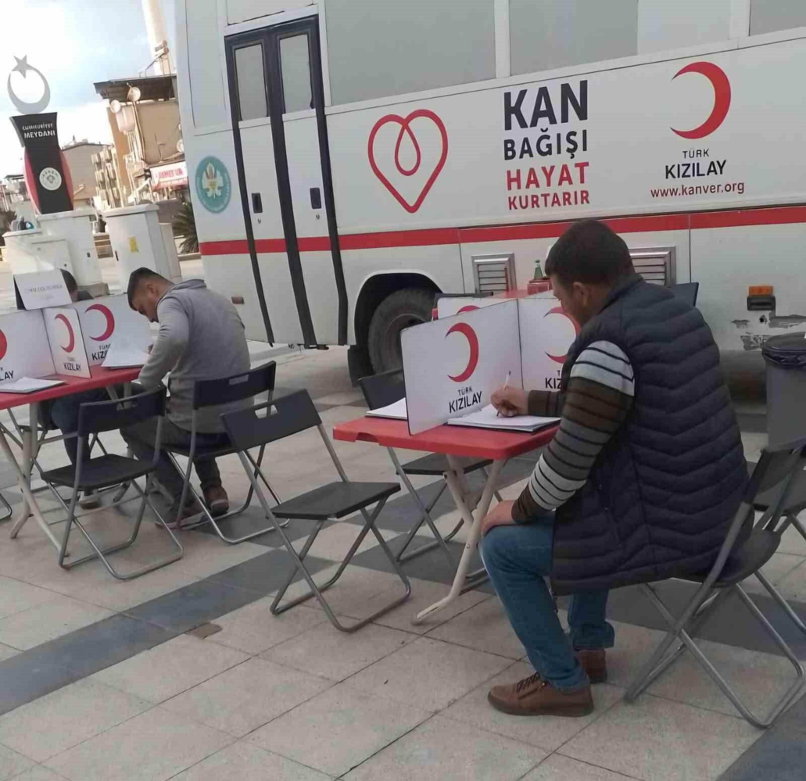 Kızılay dondurucu soğuğa rağmen kan bağış kampanyasına ara vermedi