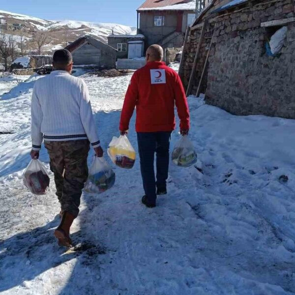 Kızılay gönüllüleri bir ihtiyaç sahibinin evinde yardım ediyorlar.-1