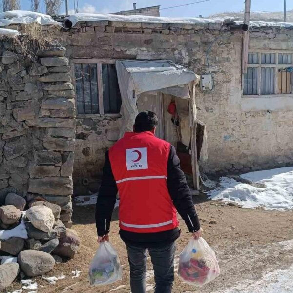 Kızılay gönüllüleri bir ihtiyaç sahibinin evinde yardım ediyorlar.-3