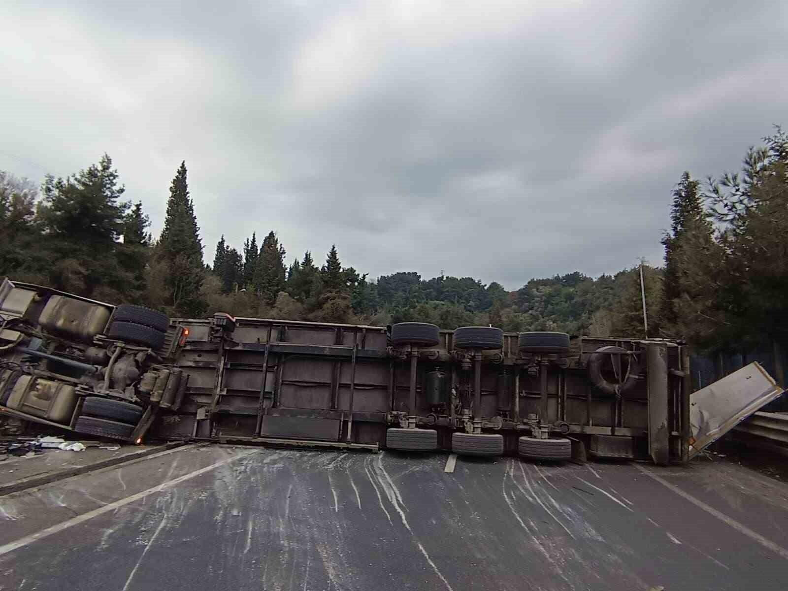 Kocaeli’nde Tır Devrilmesi: Sürücü Yaralandı, Trafik 3,5 Saat Kapandı