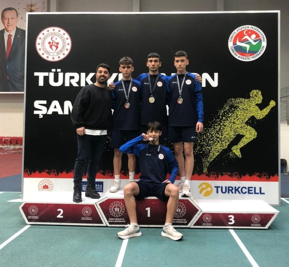 Kocaeli Sporcuları Bursa’da U16 Türkiye Salon Atletizm Şampiyonasında 14 Madalya Kazandı