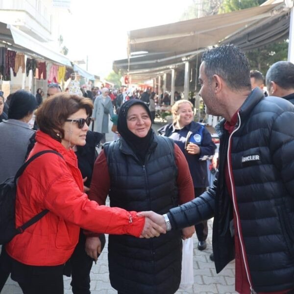 Koçarlı Belediye Başkanı Özgür Arıcı Çakırbeyli Üretici ve Köylü Pazarı'nda esnaflarla-1