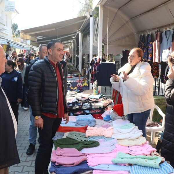 Koçarlı Belediye Başkanı Özgür Arıcı Çakırbeyli Üretici ve Köylü Pazarı'nda esnaflarla-5