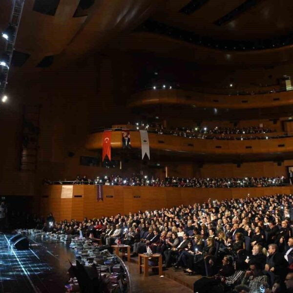 Konserde saygı duruşu-3