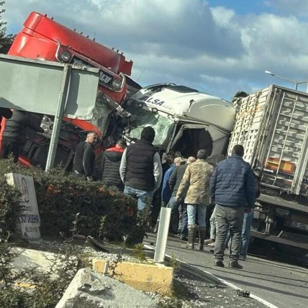 Kontrolünü kaybeden tırın karşı şeride geçip kafa kafaya çarpıştığı an-3