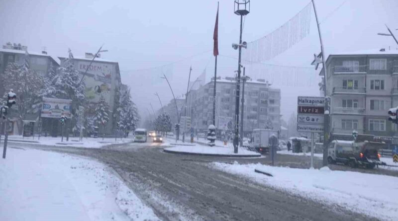 Konya Ereğli'de Kar Yağışı; Okullar Tatil, Kamu Görevlilerine İdari İzin 1