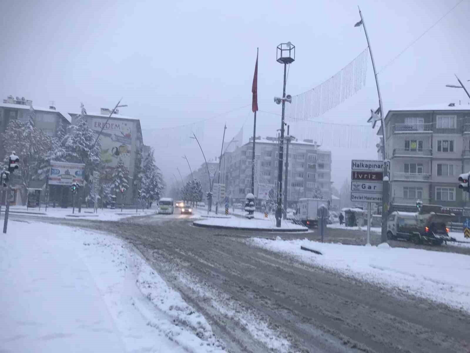 Konya Ereğli’de Kar Yağışı; Okullar Tatil, Kamu Görevlilerine İdari İzin