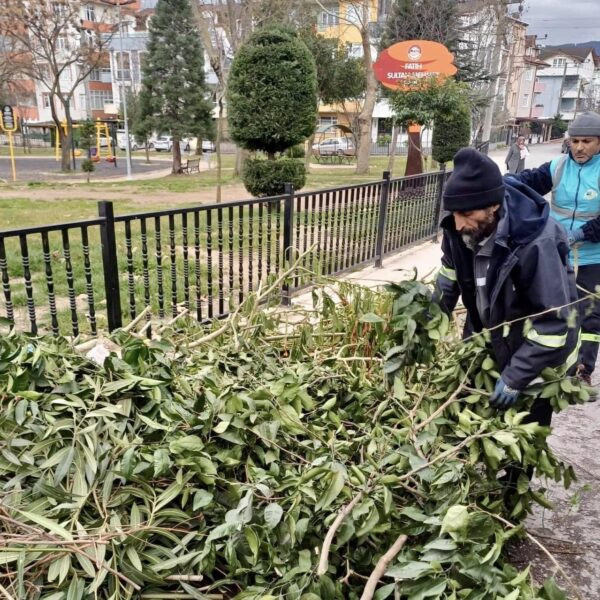 Körfez Belediyesi ekipleri sokak temizliği yapıyor.-1