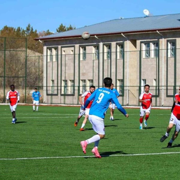 Köyler Arası Futbol Turnuvası final maçında Kurtlapa Köyü ve Beypınar Köyü futbolcuları.-2