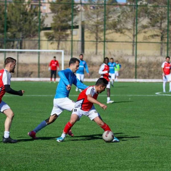 Köyler Arası Futbol Turnuvası final maçında Kurtlapa Köyü ve Beypınar Köyü futbolcuları.-4