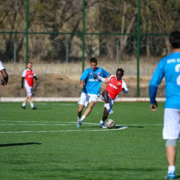 Kurtlapa Köyü futbol takımı şampiyonluk kupasını alıyor.-3