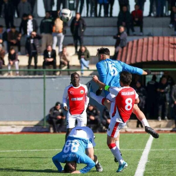 Kurtlapa Köyü futbol takımı şampiyonluk kupasını alıyor.-5