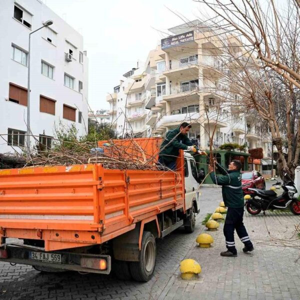 Kuşadası Belediyesi ekipleri yol tamiratı yapıyor-2