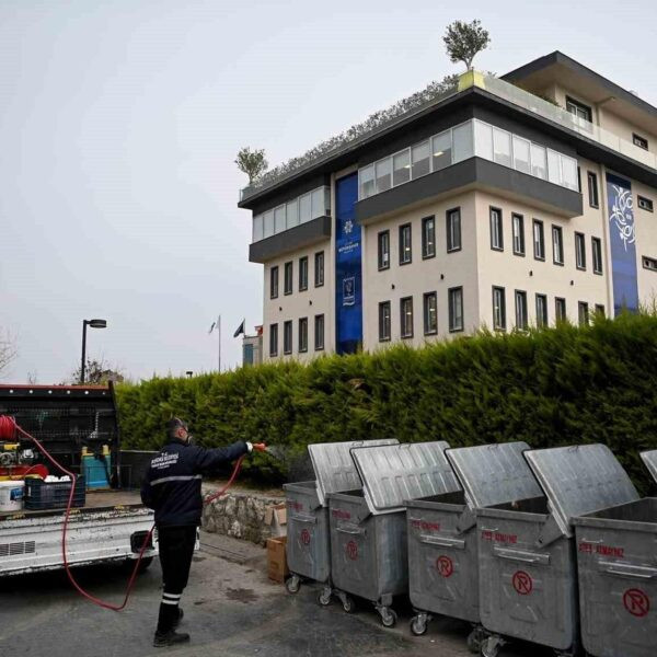 Kuşadası Belediyesi park ve bahçeler bakım çalışmaları-3