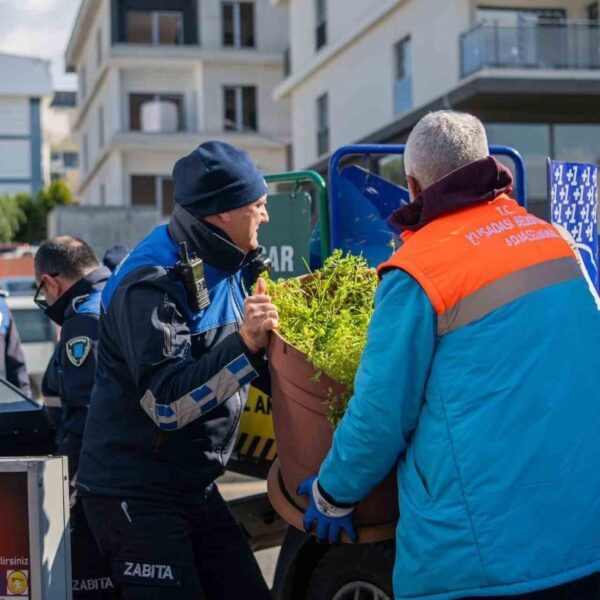 Kuşadası Belediyesi Zabıta Müdürlüğü ekipleri kentte denetim yapıyor.-4