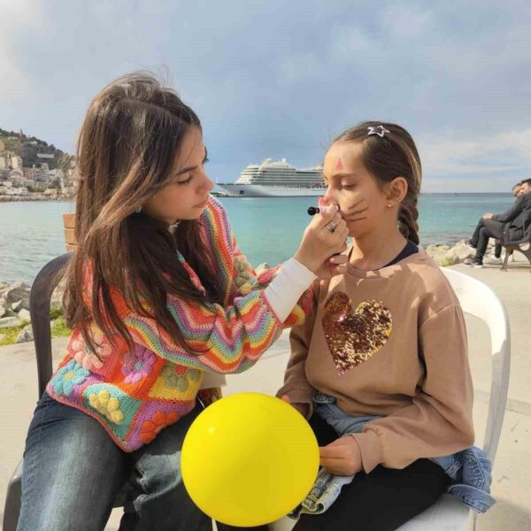 Kuşadası'nda düzenlenen 'Erken Tanı, Sağlıklı Gelecek' etkinliğinde çocuklar için yüz boyama ve çizgi film karakterleri ile eğlenceli aktiviteler düzenlendi.-2